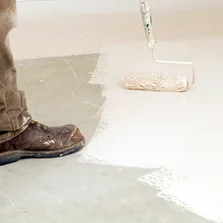 Streich- und rollfähig - Maler Rolling Epoxid- Farbe auf Beton-Etage - Stock-Fotografie